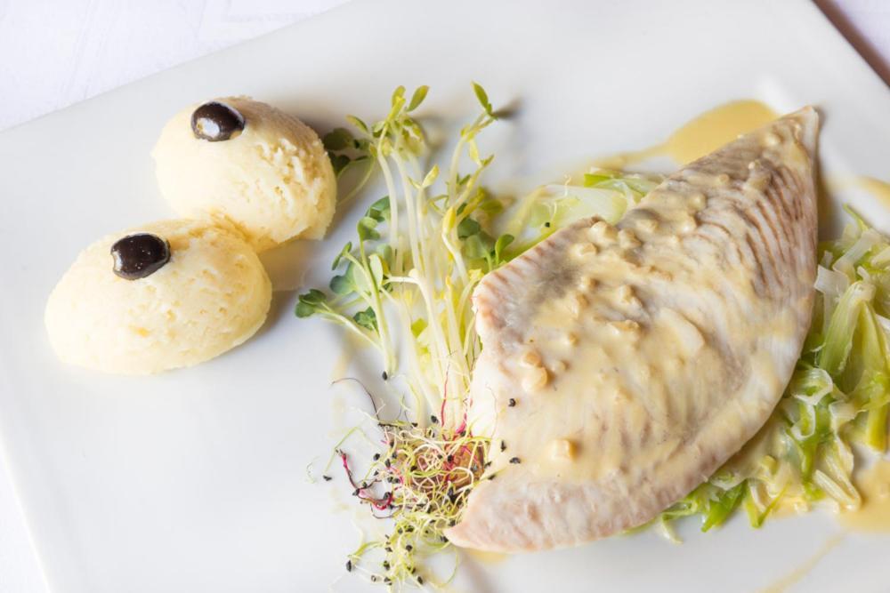 Logis-Hotel-Restaurant La Gentilhommiere Artres Exteriör bild